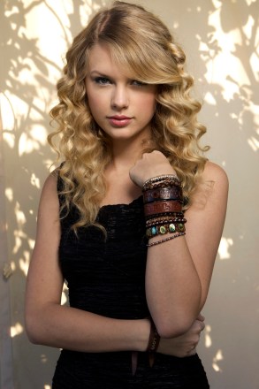 泰勒·斯威夫特 (Taylor Swift) 格莱美提名乡村音乐艺术家泰勒·斯威夫特 (Taylor Swift) 在洛杉矶环球城区的一家酒店合影。她第二张专辑《Fearless》将于 11 月 11 日发行 音乐 Taylor Swift，洛杉矶，美国